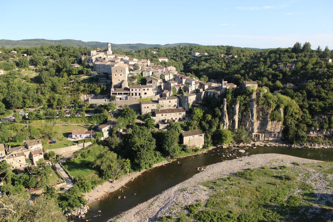 Village de Balazuc vu du plateau des Gras par Bernard Constant